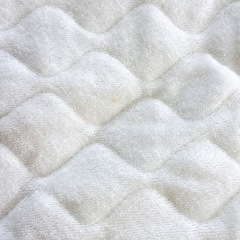 【新品 未使用】少しシミあり クマ柄 ベビーおくるみ ホワイト キルト生地 の画像