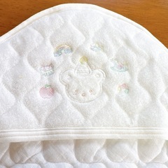 【新品 未使用】少しシミあり クマ柄 ベビーおくるみ ホワイト キルト生地 の画像