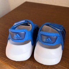 adidasベビーサンダルの画像