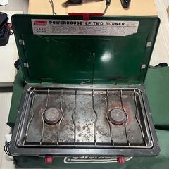 【引取限定】コールマン キャンプ用品まとめ売り（テーブル2点・グリル）※詳細不明・ジャンク扱いの画像