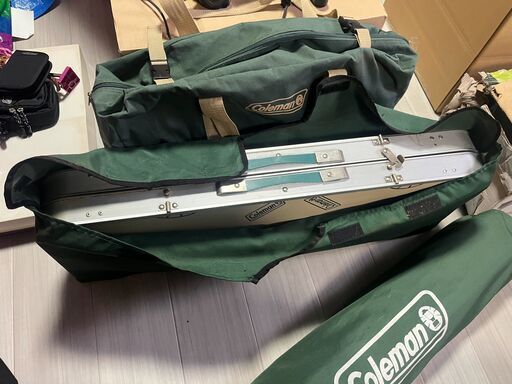 引取限定】コールマン キャンプ用品まとめ売り（テーブル2点・グリル