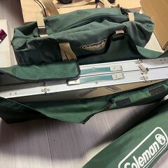 【引取限定】コールマン キャンプ用品まとめ売り（テーブル2点・グリル）※詳細不明・ジャンク扱いの画像