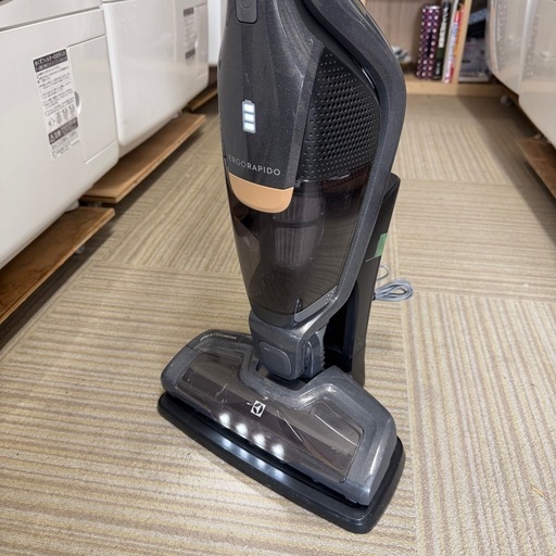【超美品‼️】エレクトロラックス コードレススティッククリーナー サイクロン式掃除機 2way グレー♪