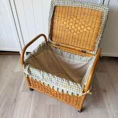 ランドリーバスケット　フタ付　籐カゴ　キャスター付の画像