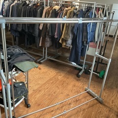 ハンガーラック👚👕ダブルタイプ✨縦横に伸縮できる‼️調整可能ダブルキャスター付き2段式汚れあり💦洗濯用品グレーの画像