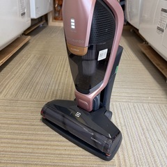 【超美品‼️】エレクトロラックス コードレススティッククリーナー サイクロン式掃除機2way ソフトピンク♪の画像
