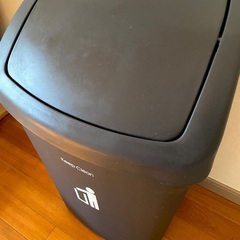 大きいゴミ箱の画像