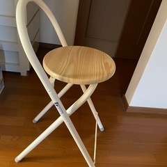 木製カウンターチェアの画像