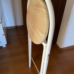 木製カウンターチェアの画像