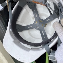 3つヘルメットの画像