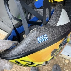 3つヘルメットの画像