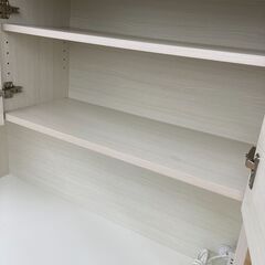 A-589【リユースのサカイ野々市店】ジモティ来店特価‼ 食器棚 3枚扉 木製 木目調 白 ホワイト クリーニング済みの画像