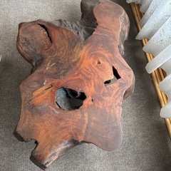 一枚ものの板のローテーブルの画像