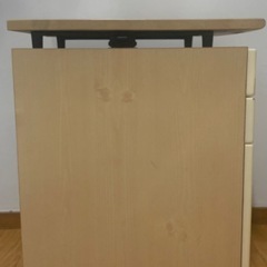 キャスター付きの棚 (天板の高さ調節可能)の画像