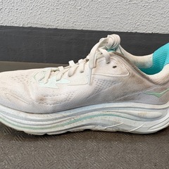 HOKA ランニングシューズの画像