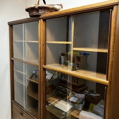 アンティークキャビネットの画像