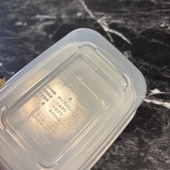 フタがフラットなタッパーの画像