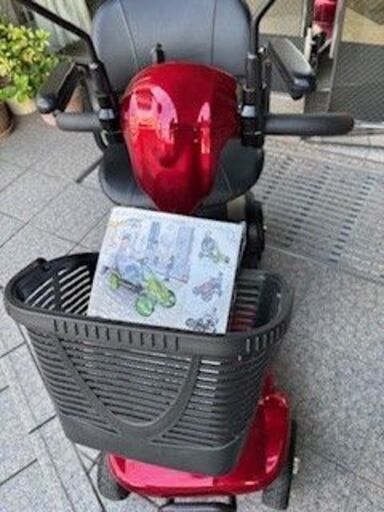 シニアカーとても綺麗です。まだ元気なので、少し購入するのが早く、中古で購入後２回乗っただけです。