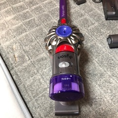 Dyson  V8  純正バッテリー＋アタッチメント4点＋壁取付充電スタンド  良品美品の画像