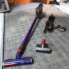 Dyson  V8  純正バッテリー＋アタッチメント4点＋壁取付充電スタンド  良品美品の画像