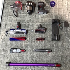 Dyson  V8  純正バッテリー＋アタッチメント4点＋壁取付充電スタンド  良品美品の画像