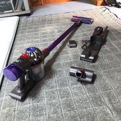 Dyson  V8  純正バッテリー＋アタッチメント4点＋壁取付充電スタンド  良品美品の画像