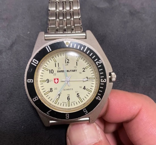 値下げ❗️「SWISS MILITARY HANOWA」のクォーツ腕時計です。