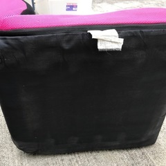 黒とピンクの座椅子の画像