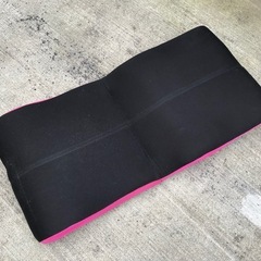 黒とピンクの座椅子の画像