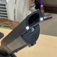 【超美品‼️】ティーズネットワーク 2023年製 コードレスハンディクリーナー サイクロン式掃除機 先端LEDライト付き ブラック♪の画像