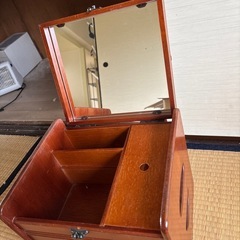木製小物入れ鏡付きの画像