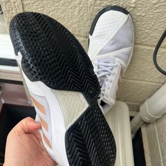 adidasコートジャムテニスシューズの画像