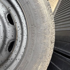 バン用鉄チンホイールとタイヤの画像