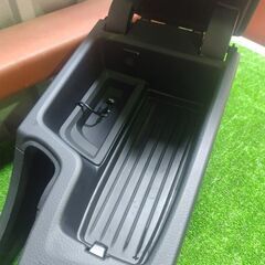BMW F30 センターコンソール アームレストの画像