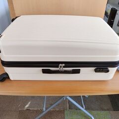 未使用品 HUNDRED 63L キャリーケース Ｍサイズ MCR-001 24インチ ベージュ ハードケース スーツケース キャスター付き キャリーバッグ 札幌 北20条店の画像