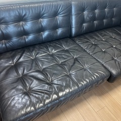 黒ソファの画像