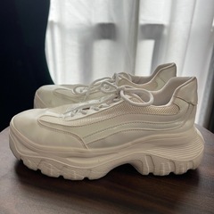 スニーカー厚底
の画像