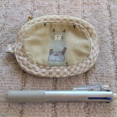 猫の小さな入れ物の画像