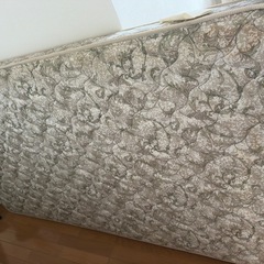 セミダブルベッド、マットレス付きの画像