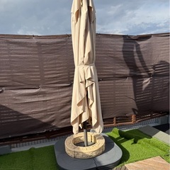 ハンモック 庭 テーブル ベージュパラソル椅子の画像