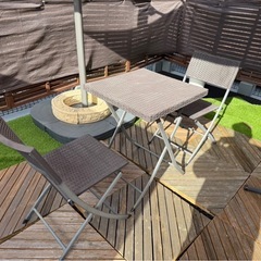 ハンモック 庭 テーブル ベージュパラソル椅子の画像