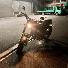 FTR 223 ブラックバイク シンプルデザインの画像