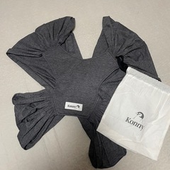 ベビーソファと抱っこ紐の画像