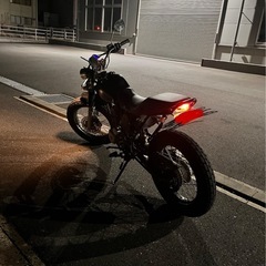 FTR 223 ブラックバイク シンプルデザインの画像