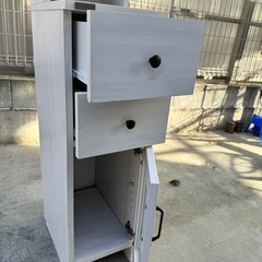 おしゃれなスリム収納棚の画像