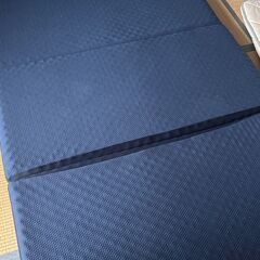 三つ折りマットレス（ダブル相当）＋ 羊毛敷布団 HIYORI ダブル 140×210 ＋ 枕4個付き セットお譲りします（修学院駅徒歩2分）の画像