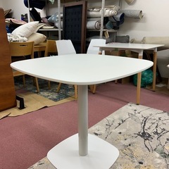 おしゃれな1本脚の2人掛ダイニングテーブルの画像