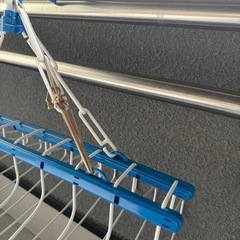 伸縮式物干し竿3本、衣類掛けハンガー2つの画像