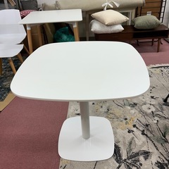 おしゃれな1本脚の2人掛ダイニングテーブルの画像