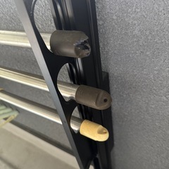 伸縮式物干し竿3本、衣類掛けハンガー2つの画像